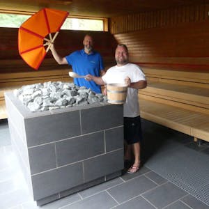 Marcus Nöll (li.) und Markus Krämer in der neuen Sauna.