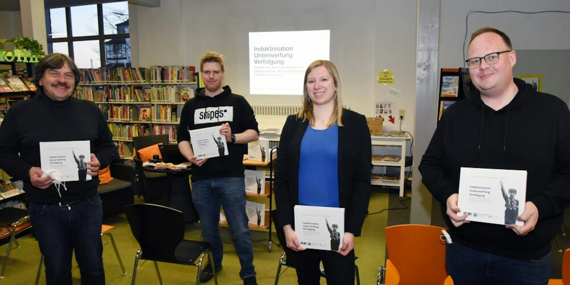 Das neue Buch stellten (v.l.) Autor Michael Kamp, Christian Bürgin von der Stadtbücherei und Katja Kuhlmann vom LVR-Freilichtmuseum Lindlar sowie Autor Frederik Grundmeier vor.
