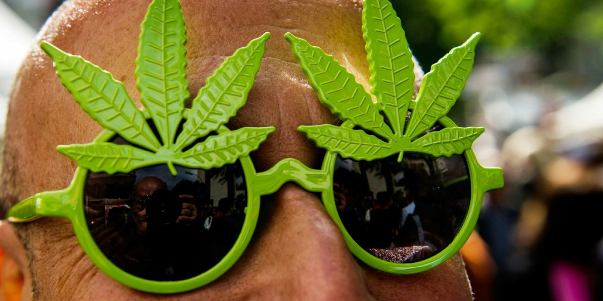 Wir betrachten das Marihuana-Klischee über das Summerjam-Festival einmal durch die grellgrüne Hanfbrille.