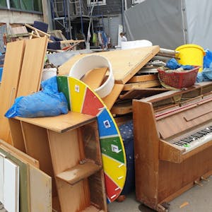 Auch die Musikinstrumente, wie dieses Klavier, wurden durch das Wasser beschädigt.