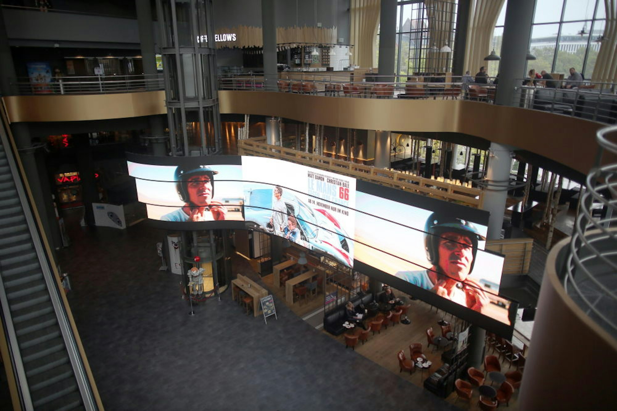 Im Foyer des Cinedom werden Trailer der nächsten Filme auf großen LED-Flächen gezeigt.