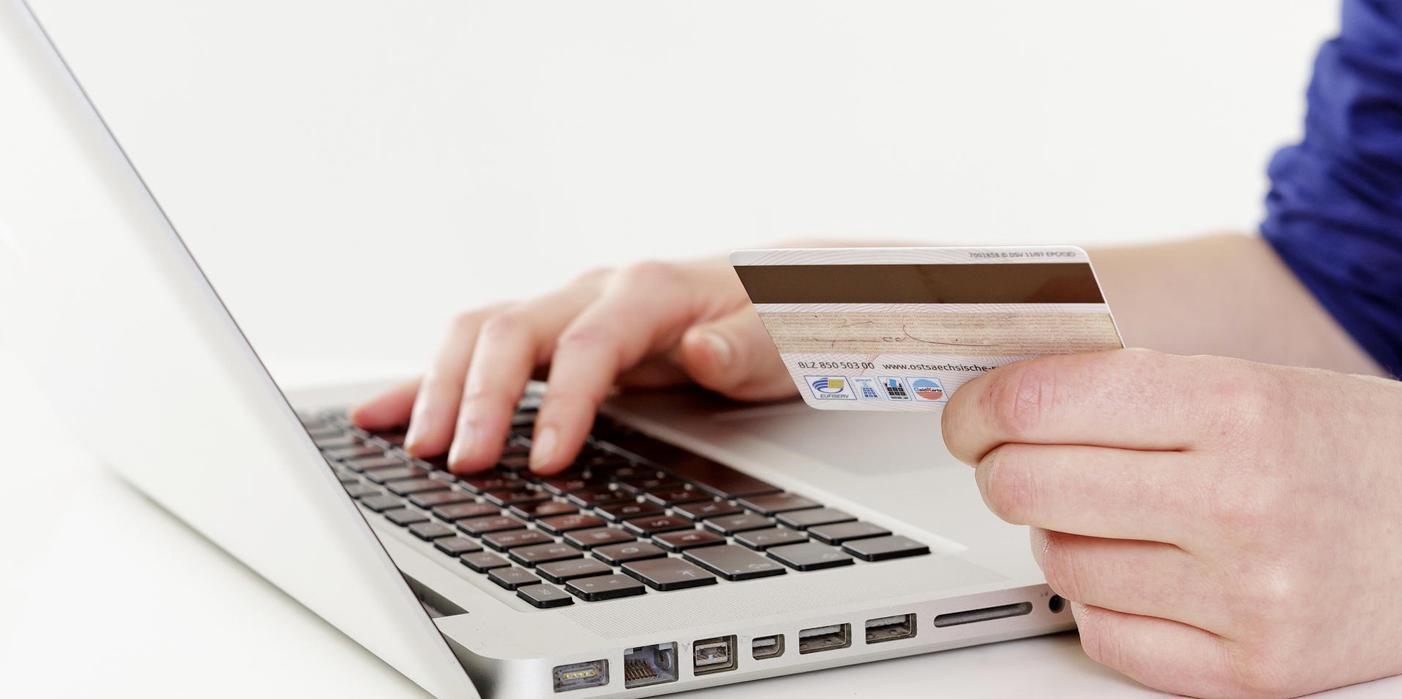 Jemand bezahlt online mit einer Kreditkarte