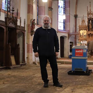 Baukoordinator Bernhard Ohlert in der Eicherscheider Pfarrkirche, in der der Boden saniert werden muss.