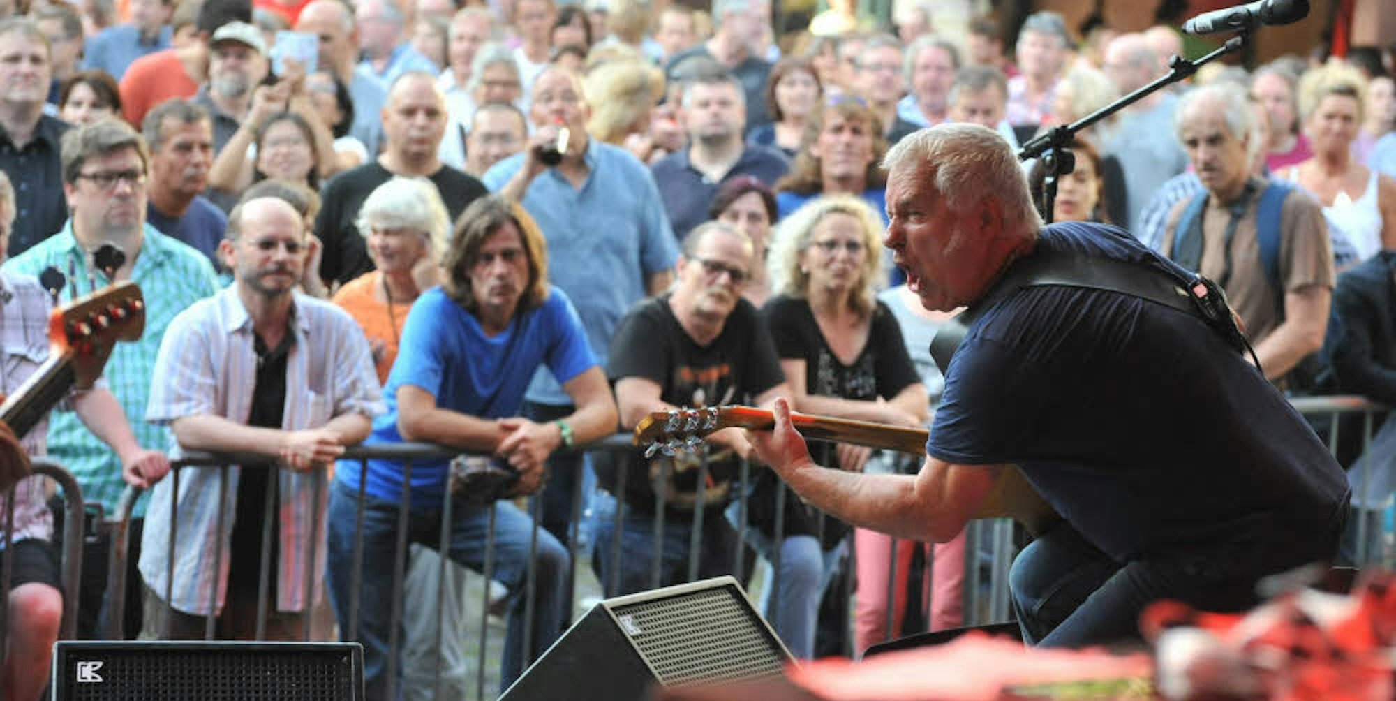 Ausgerockt: Konzerte wie dieses der JR Band (Niederlande) vor zahlreichen Fans wird es rund um Barmer Platz und Hauptstraße wohl nicht mehr geben.