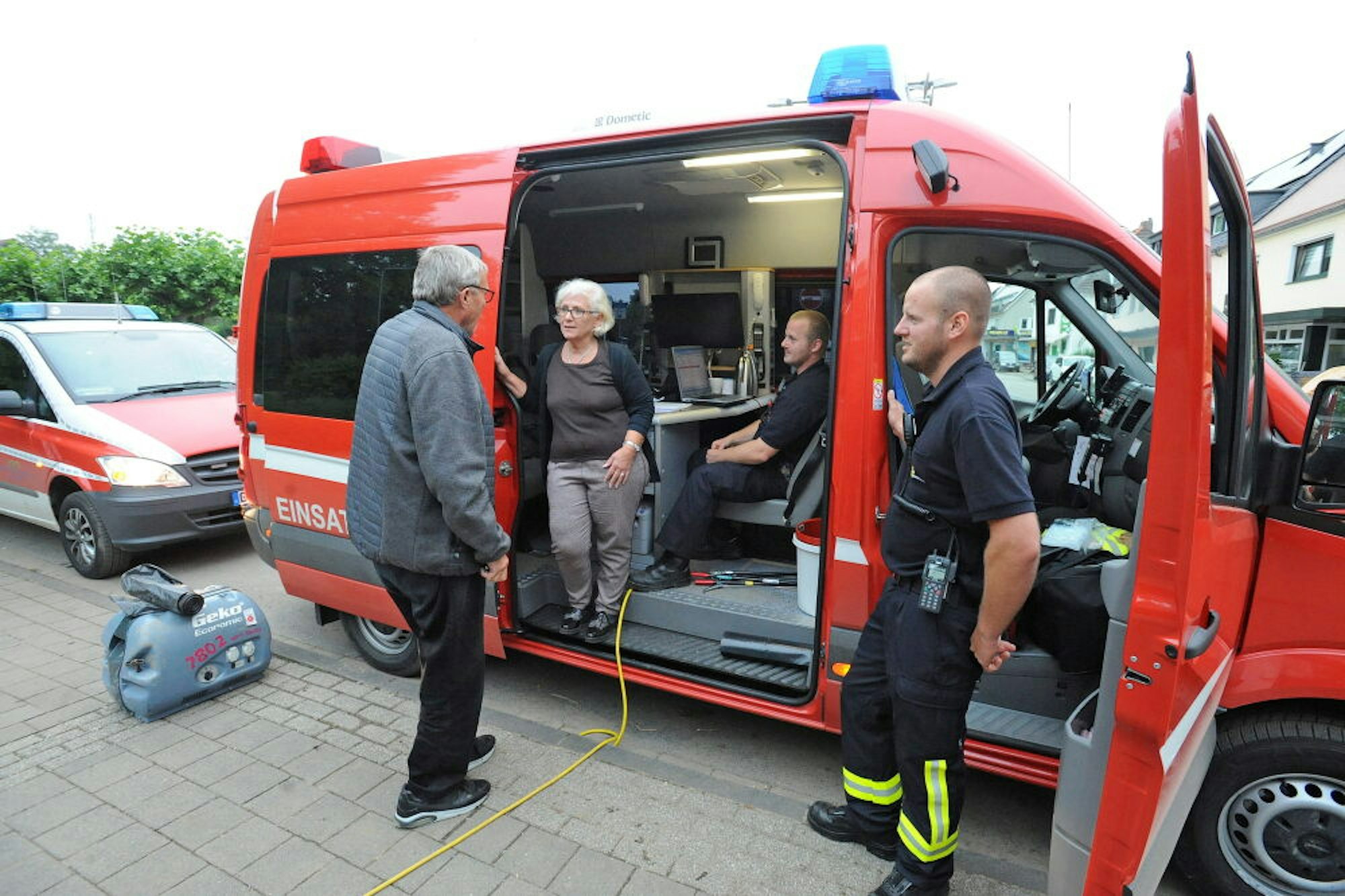 Ulrike Wildt informiert am Infopoint zusammen mit der Feuerwehr Odenthal die Bürger.