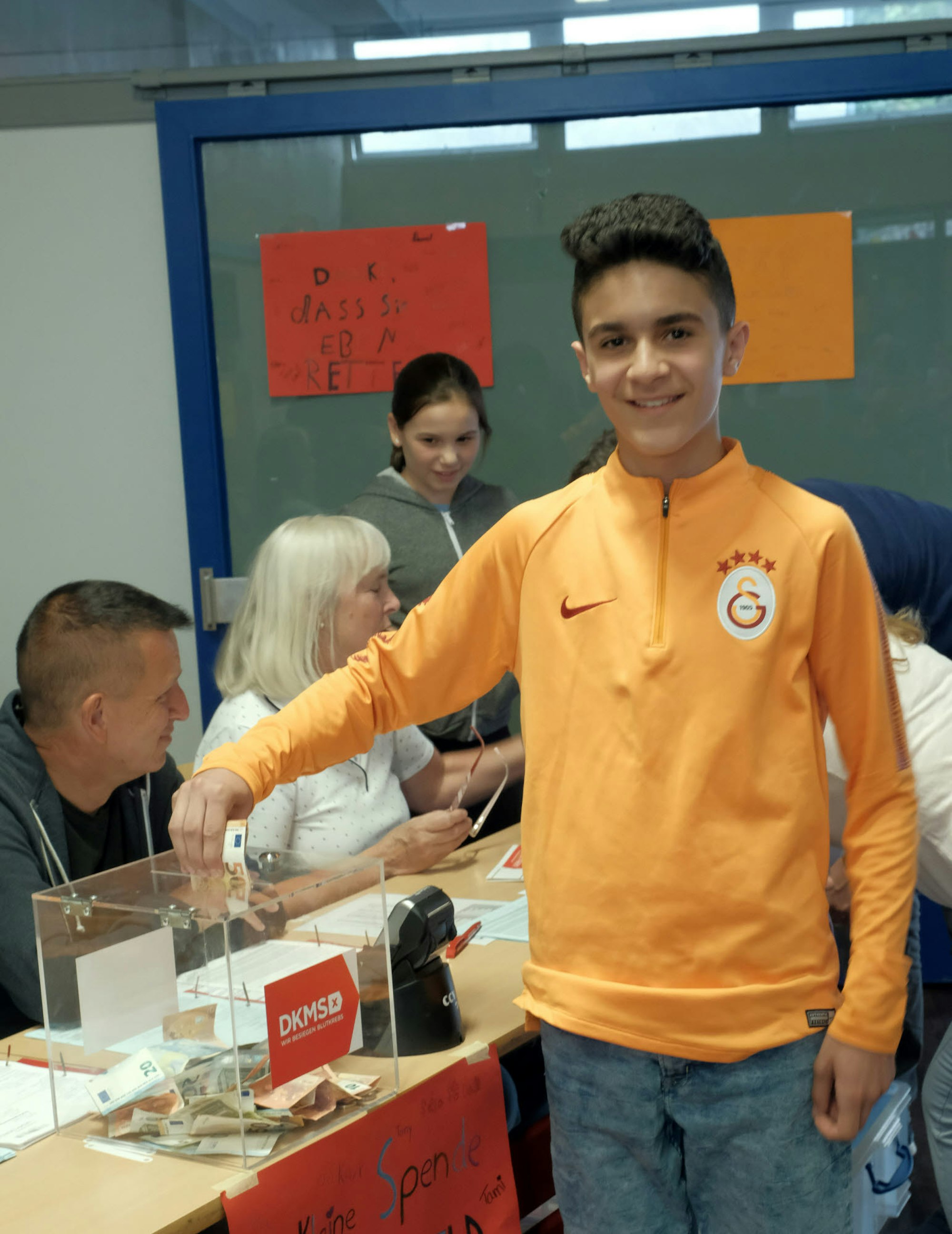 Aurel Ozsan Arslan hat mit seiner Klasse am Heinrich-Mann-Gymnasium 240 Euro für den erkrankten Grundschüler gesammelt.