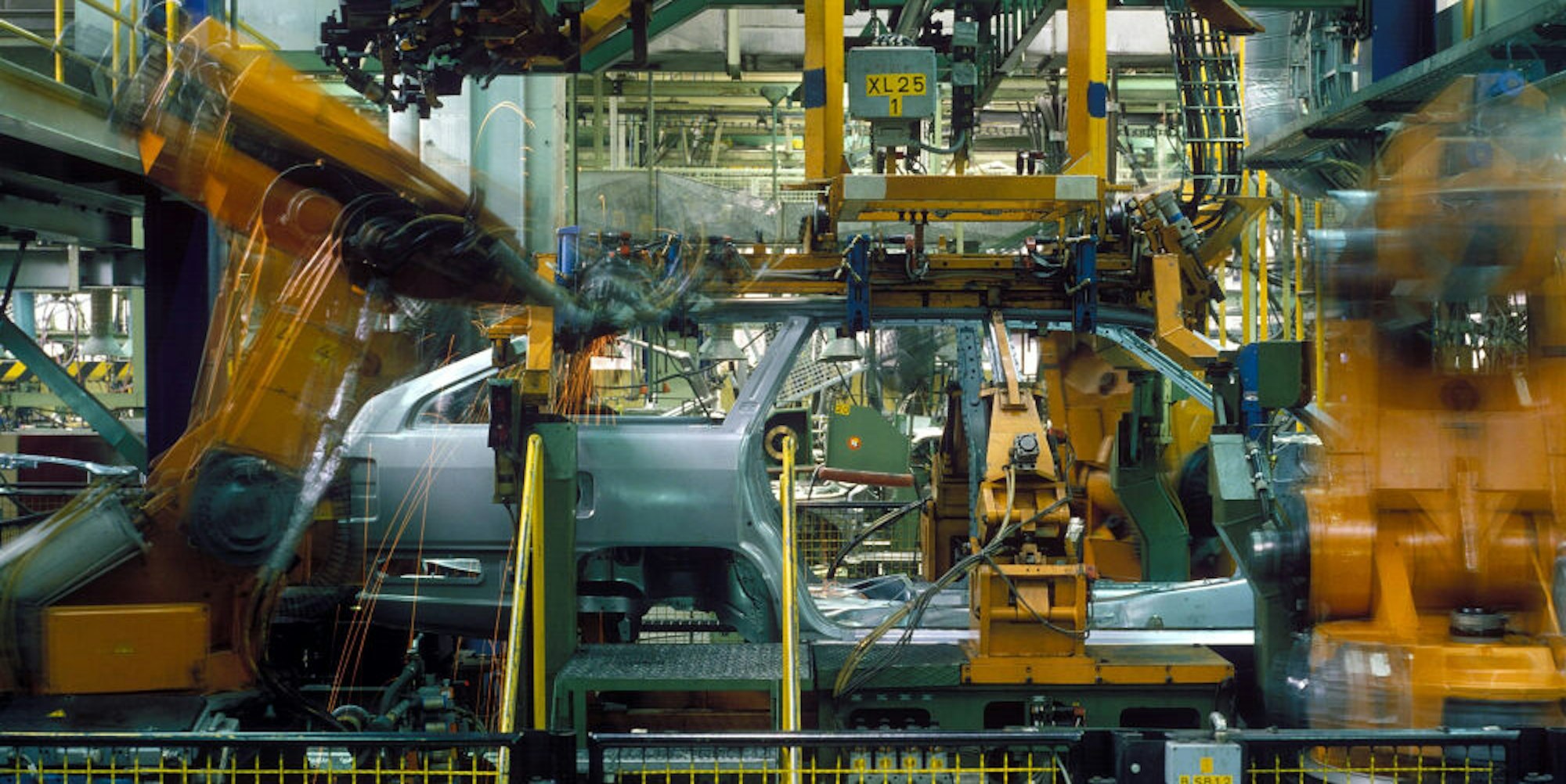 Industrieroboter, wie hier in der Automobilindustrie, werden beim Wipperfürther Maschinenbauer Krüger aufbereitet, neu programmiert und modernisiert, die Kunden sitzen in aller Welt.
