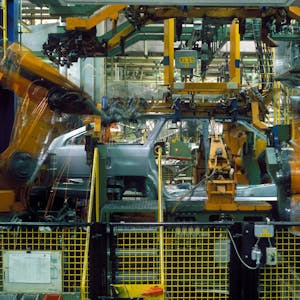 Industrieroboter, wie hier in der Automobilindustrie, werden beim Wipperfürther Maschinenbauer Krüger aufbereitet, neu programmiert und modernisiert, die Kunden sitzen in aller Welt.