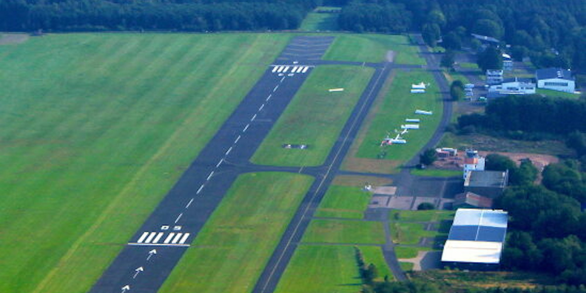 Der Flugplatz Dahlemer Binz mit seiner gut ein Kilometer langen Landebahn wurde 1957 in Betrieb genommen.