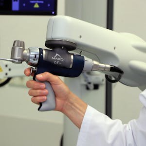 Der neue Roboterarm unterstützt die Ärzte bei Knieoperationen.