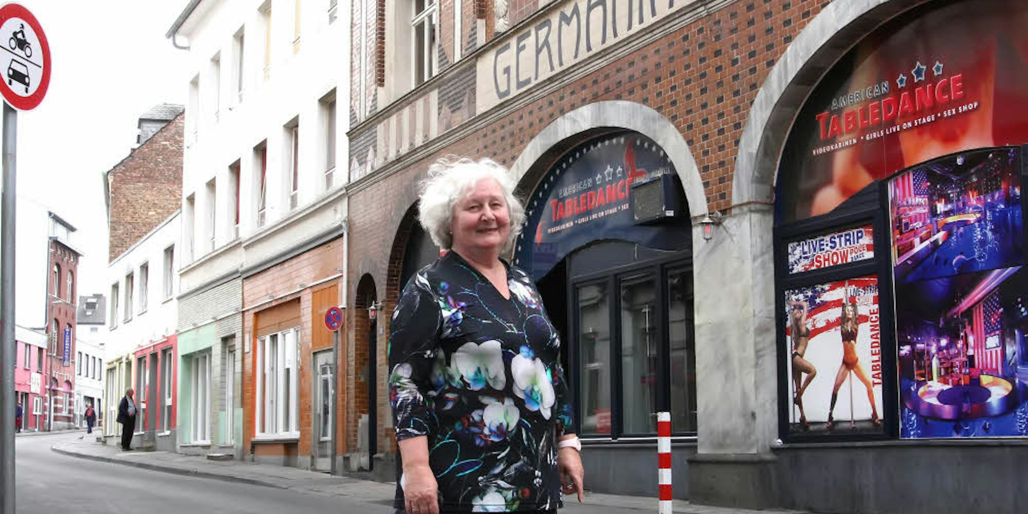 Bezirksbürgermeisterin Conradt, hier vor einem Bordell in der Aachener Antoniusstraße, fordert den Umbau des Viertels.