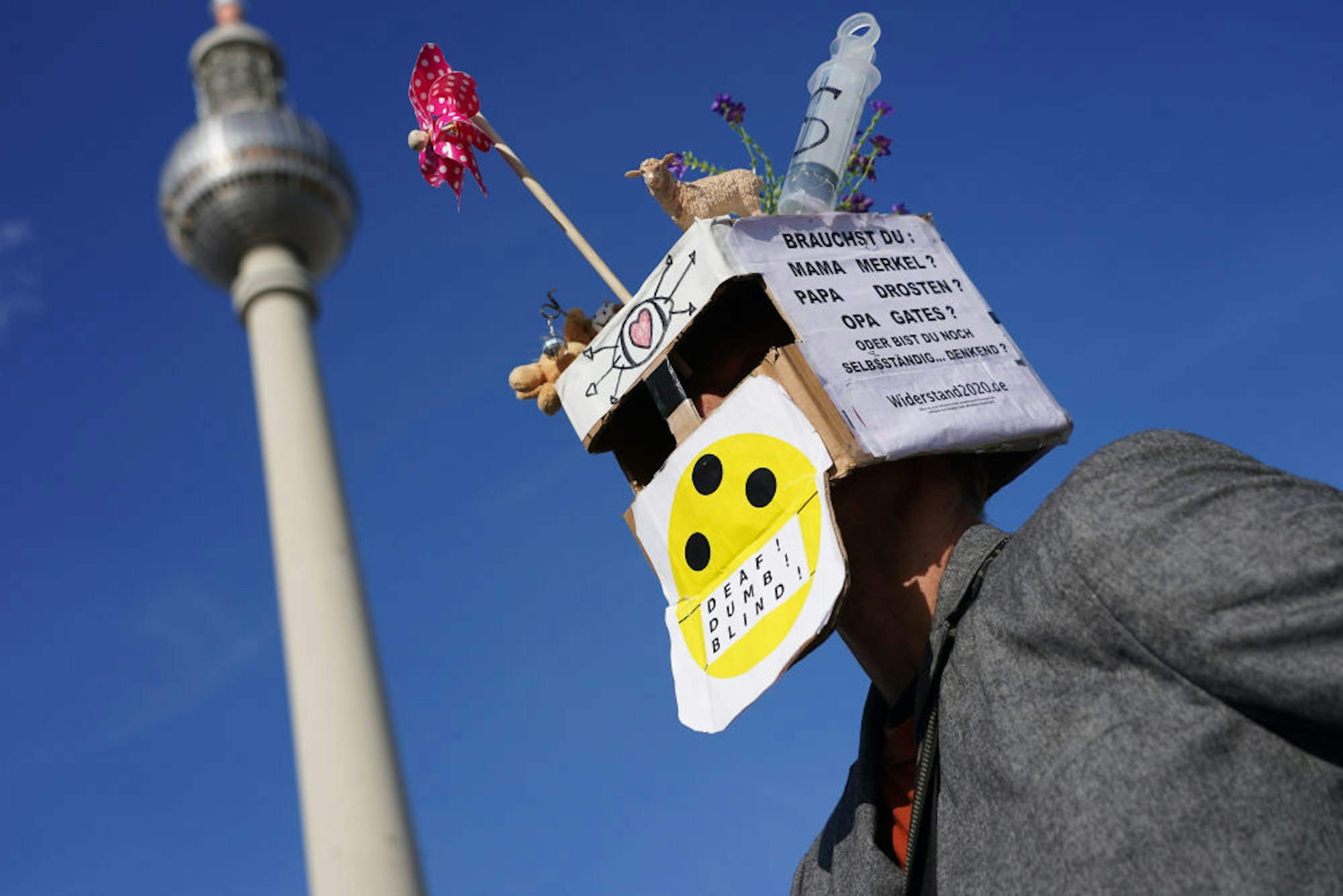 Er wittert Verschwörung: Demonstrant auf dem Alexanderplatz in Berlin