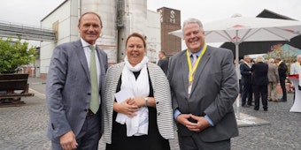 Geschäftsführer Stefan Franceschini (l.) begrüßte unter den Festgästen auch NRW-Landwirtschaftsministerin Ursula Heinen-Esser und Stefan Hagen, Präsident der IHK Bonn/Rhein-Sieg.