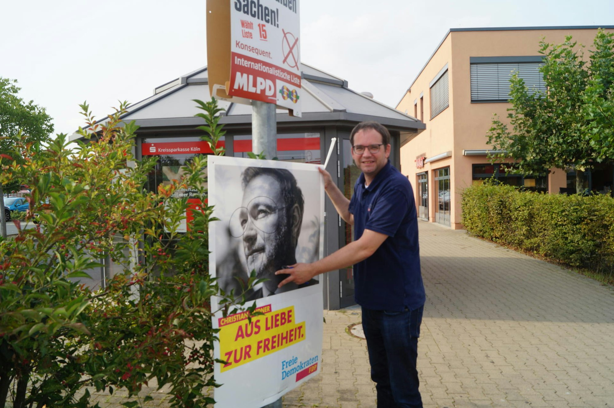 Stefan Westerschulze (FDP) hängt Plakate auf und sucht das Gespräch mit den Wählern.