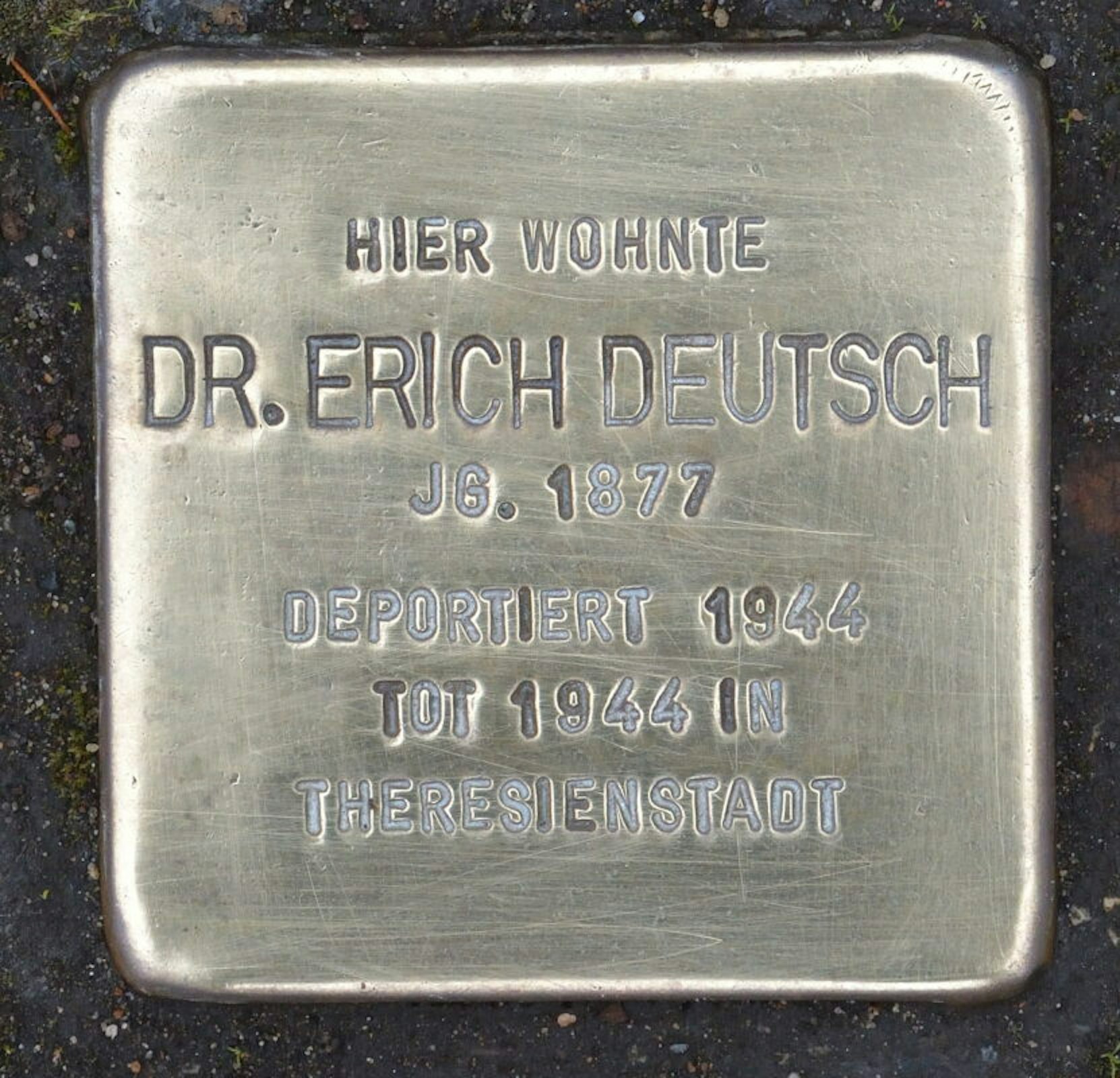 Dieser Stolperstein erinnert dort an Dr. Erich Deutsch, wo einst dessen Arztpraxis gelegen haben soll.