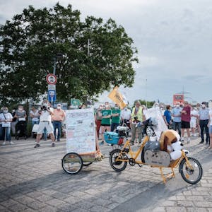 Mit Fahrrädern waren viele der Demonstranten zur Nato-Rampe in Widdig gekommen. 
