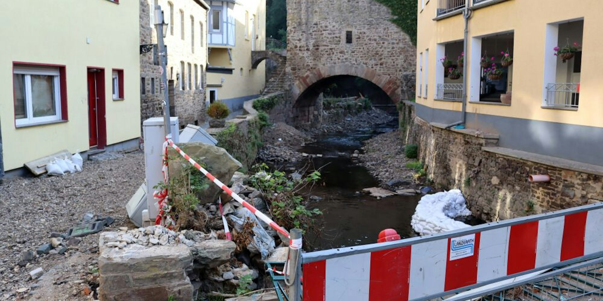 Die Untere Schoßpforte spielte bei der Hochwasserkatastrophe 1416 eine entscheidende Rolle. Trümmer verfingen sich im Fallgitter, dass es damals noch gab.