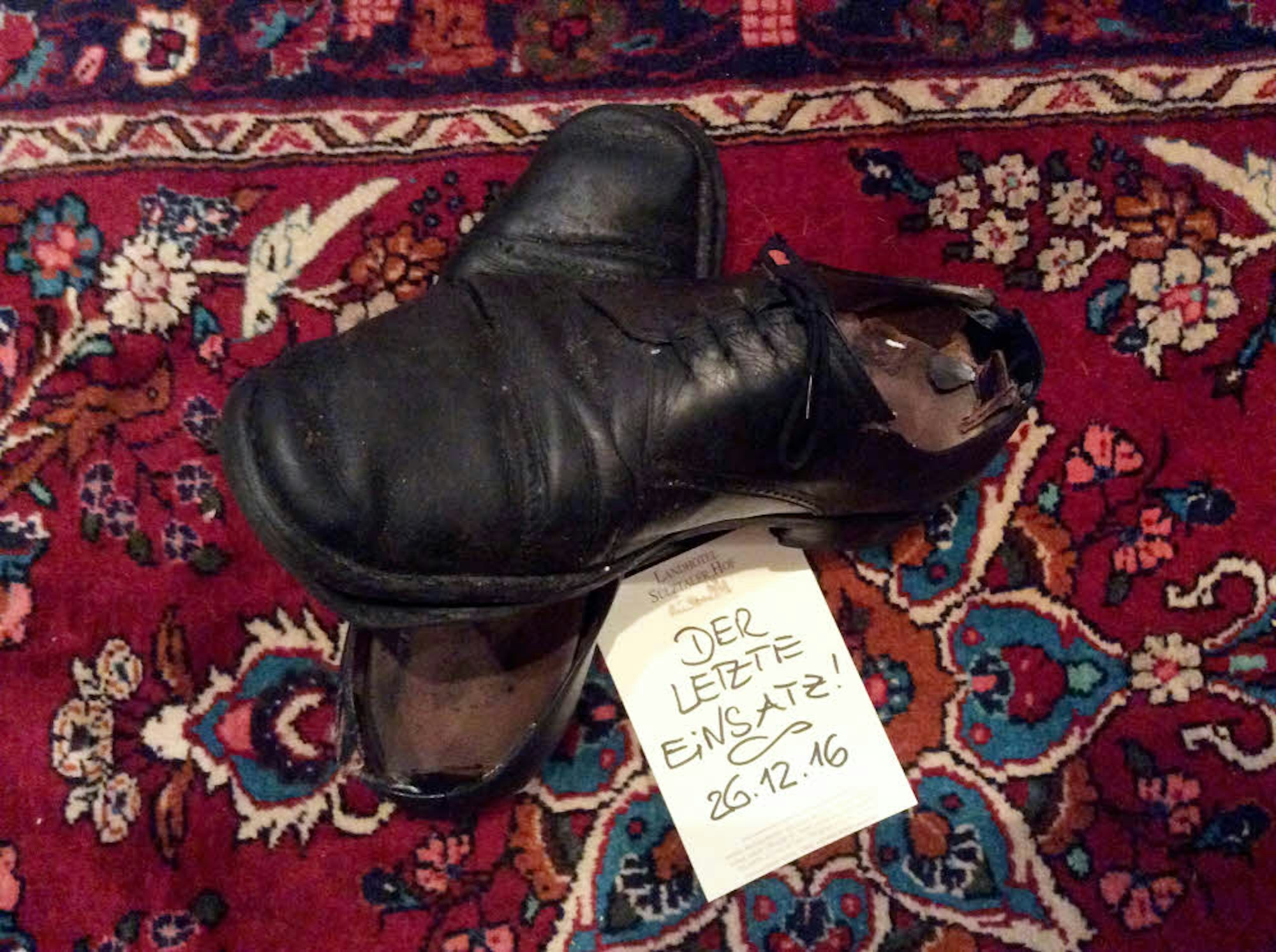 16 Jahre lang trug Josef Selbach diese Schuhe in der Küche. Am 26. Dezember 2016 hat er sie in den Müll geworfen.