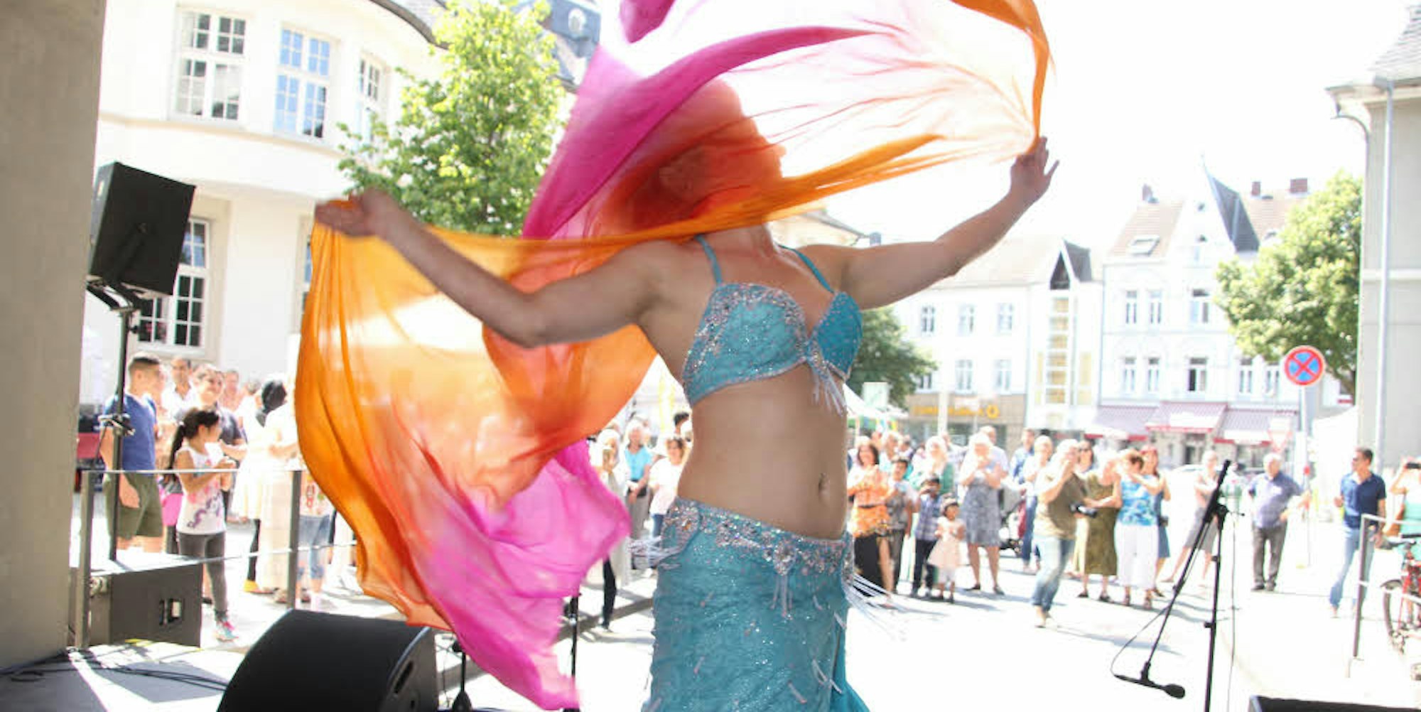 Claudia Lankeit von der Tanzschule Bahija zeigte beim Vielfaltfest in Hennef, bei dem Menschen aus vielen Teilen der Welt zusammenkamen, einen Schleiertanz.