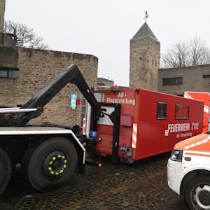 In einer mobilen Testanlage vorm Bensberger Rathaus konnten sich Teilnehmer der Hauptausschusssitzung vom 3. März gestern auf das Coronavirus testen lassen.