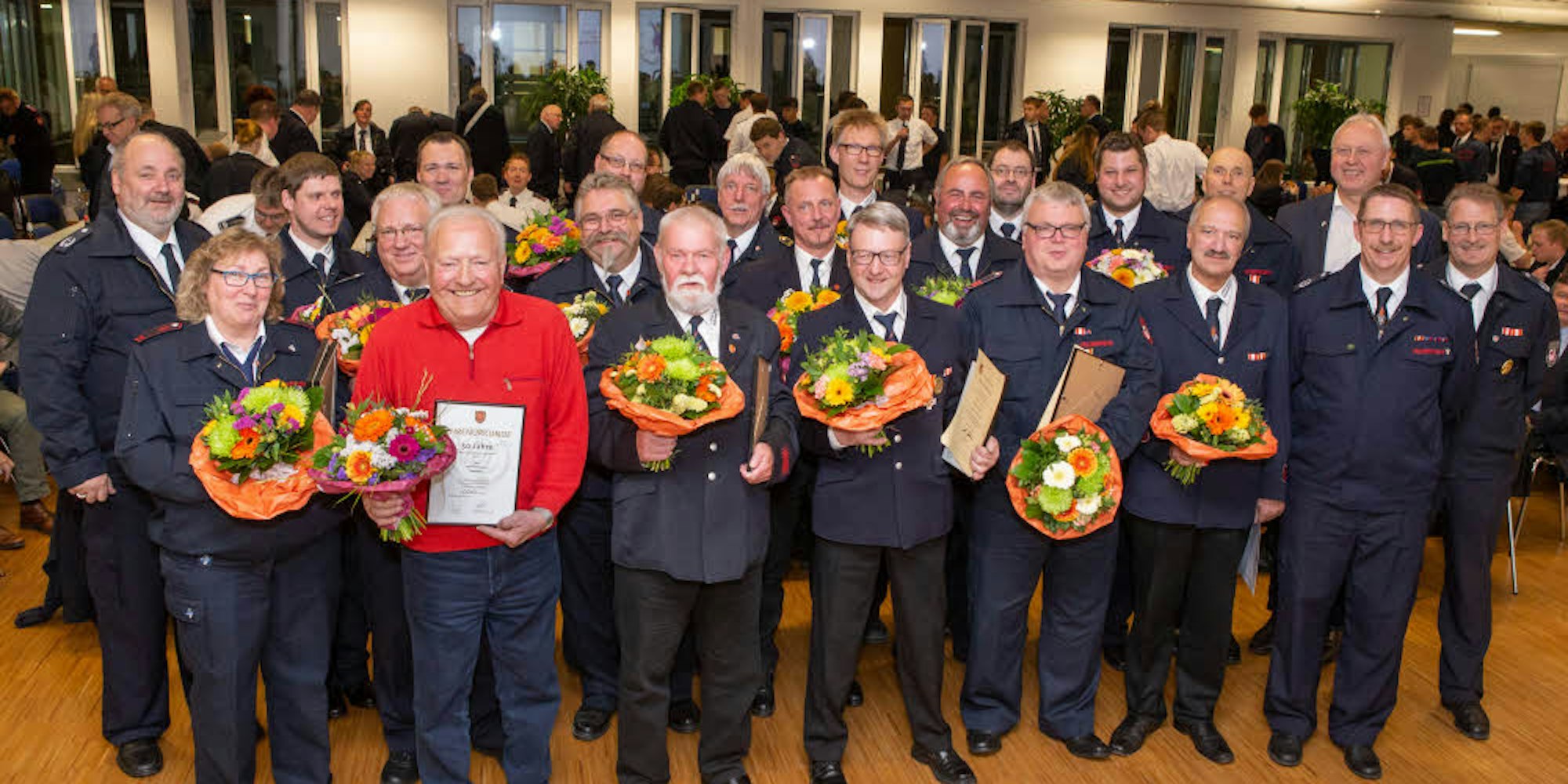 Auszeichnungen und Blumen für die frisch geehrte Kameradin und die Kameraden hatte der Leiter der Feuerwehr, Thomas Krimmel (l.), und seine Stellvertreter Armin Bockheim und Guido Lemmer dabei.