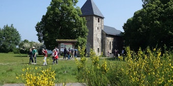 Die Ruine der Kirche St. Rochus lockt viele Wanderer  nach Wollseifen, das nur drei Kilometer von Vogelsang entfernt ist.