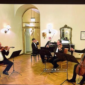 Die Videoaufzeichnung des Osterkonzerts, das Pianist Roman Salyutov mit Kollegen im Schloss Bensberg eingespielt hat, ist nach Voranmeldung ab Anfang April im Internet abrufbar.