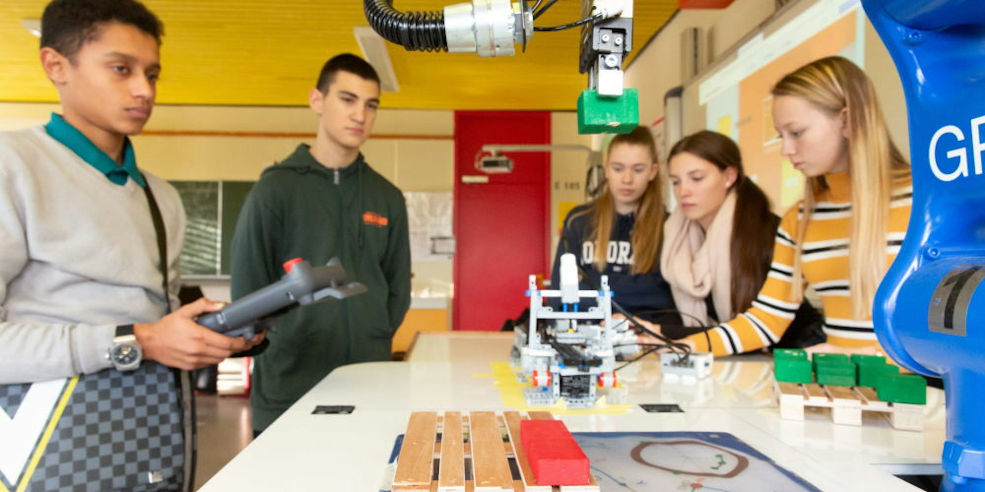 Wie der blaue Roboterarm zu programmieren und bedienen ist, das lernen Berkumer Schüler jetzt im Unterricht.