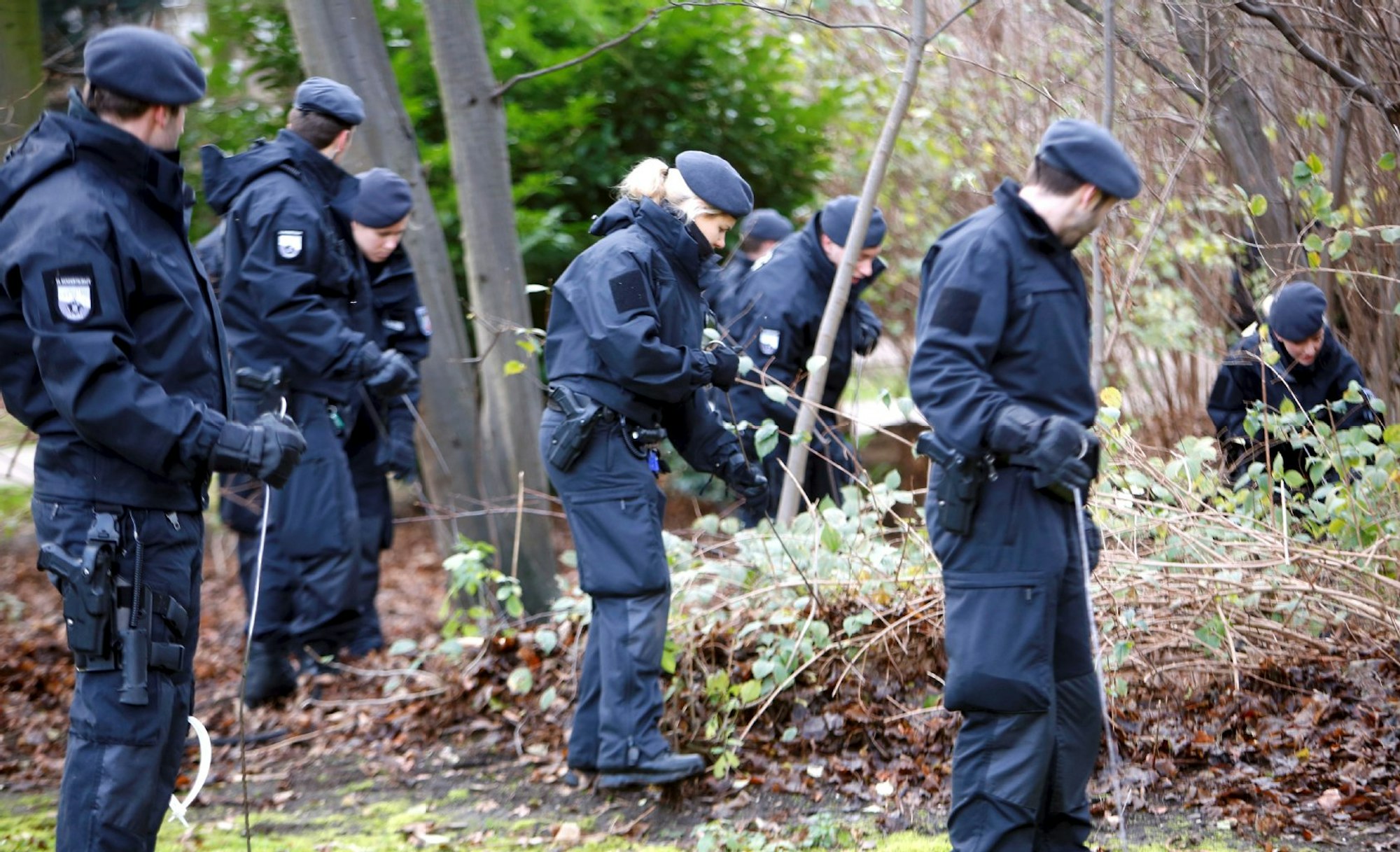 Polizisten durchsuchen im Januar die Gebüsche im Blücherpark.