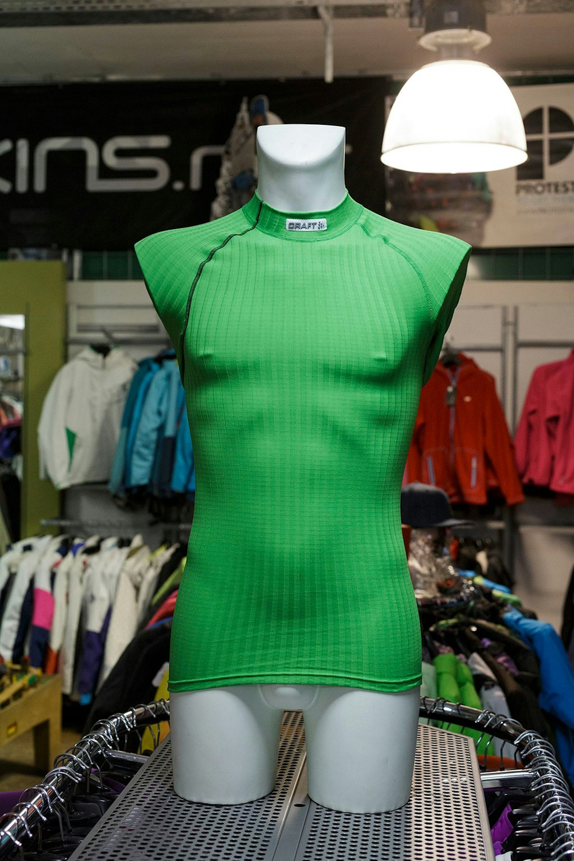 Das grüne Lauf-Unterhemd von Craft ist aus einem besonderen Faden gewebt, der mehr Feuchtigkeit aufnehmen kann. 34,95 Euro