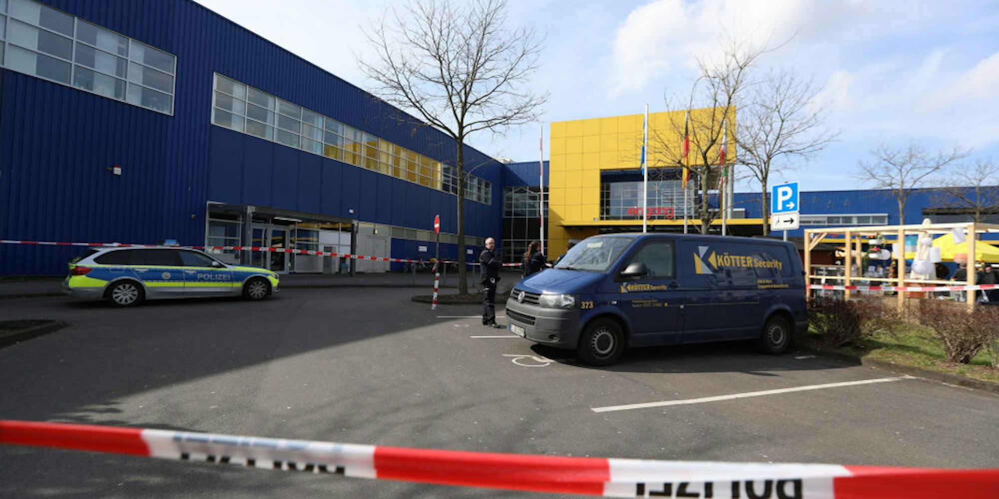 Auch für einen Überfall auf einen Geldtransporter vor der Ikea-Filiale in Godorf soll Thomas Drach laut Anklage verantwortlich sein.