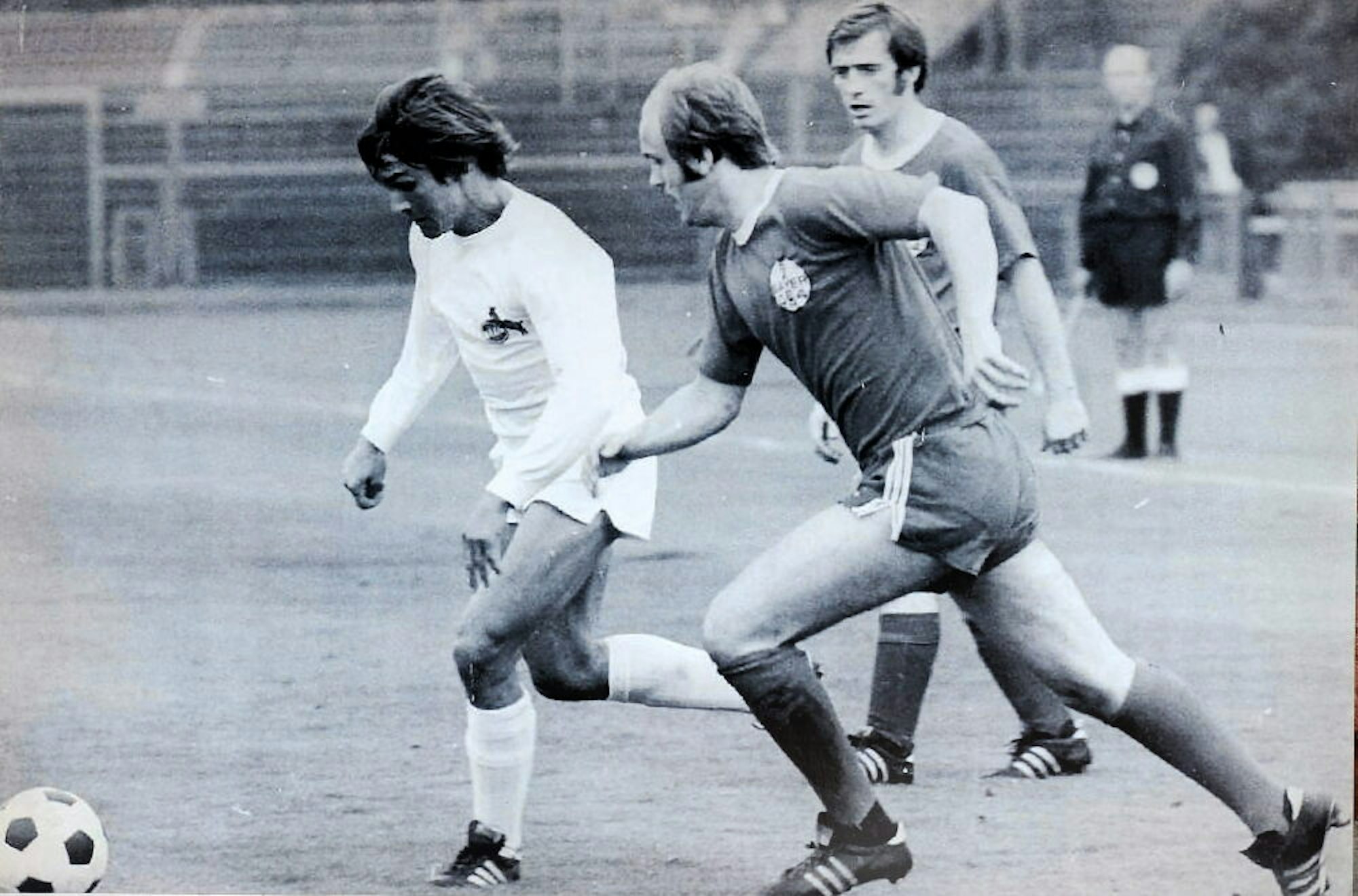 1972 spielt Manni Vetter (r.) gegen Jupp Kapellmann (1. FC Köln).
