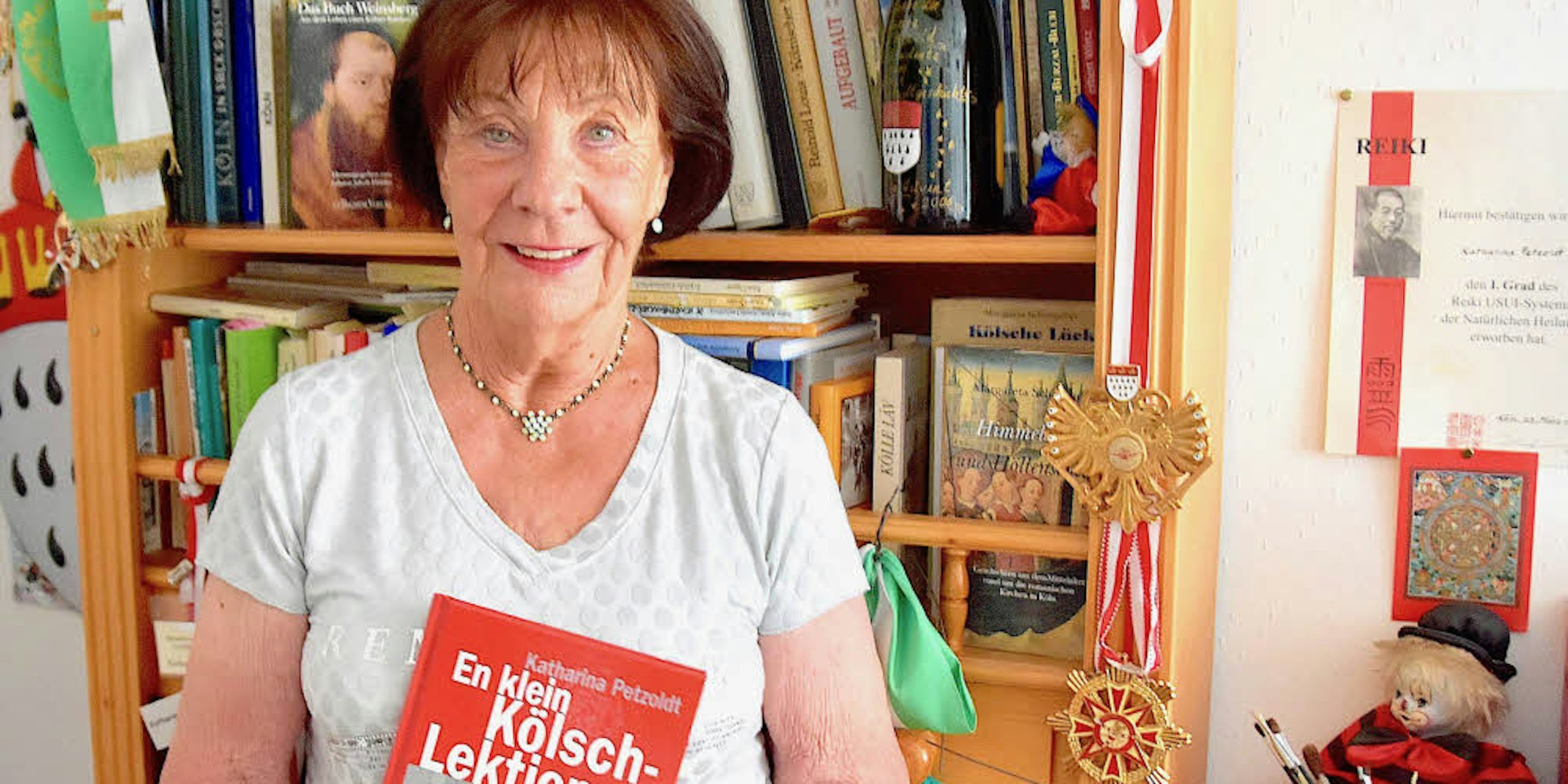 Die 80 Jahre sieht man ihr nicht an. Katharina Petzold kann ihren Kindern nicht nur sprachlich was vorturnen.