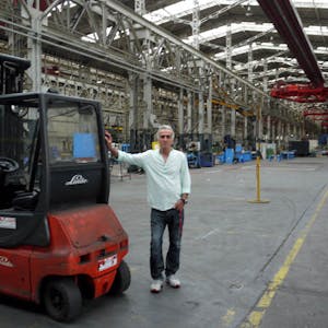 Betriebsrat Metin Mert in der leeren Fabrikhalle: Der Industriebetrieb CE Cologne Maschinenbau hat Insolvenz angemeldet.