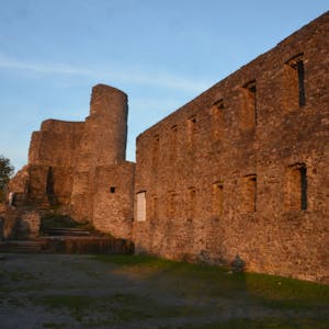 Die Ruine der Burg Windeck liegt am Mäanderweg und bietet beeindruckende Ausblicke.