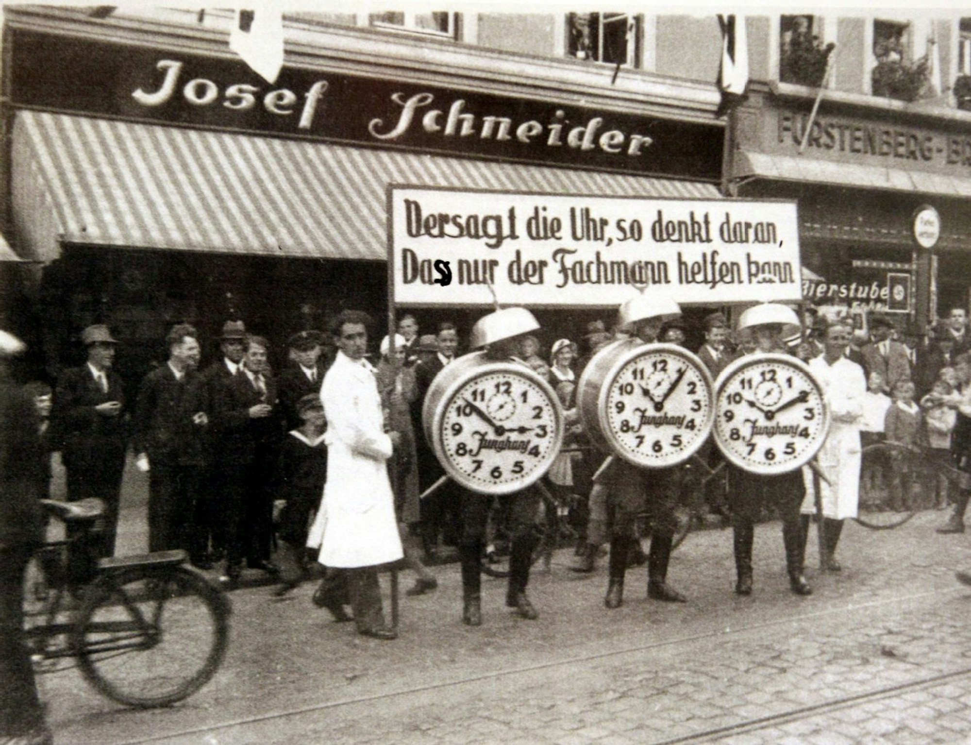 Als wandelnde Uhren gingen die Handwerker 1934 im Rosenmontagszug mit, warben für ihre Zunft und deren Fachkenntnis.