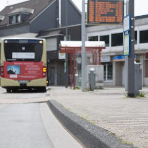 Hohe Bordsteine sind nur eine von vielen Barrieren am Wipperfürther Busbahnhof.