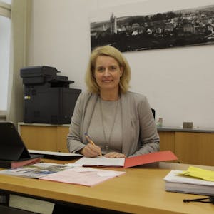 Bürgermeisterin Anne Loth an ihrem Schreibtisch.