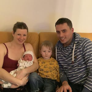 Michele Kurth mit Baby Mathilda, Sohn Magnus und Vater Alexander Pönitz – die kleine Familie durfte schon wieder nach Hause.