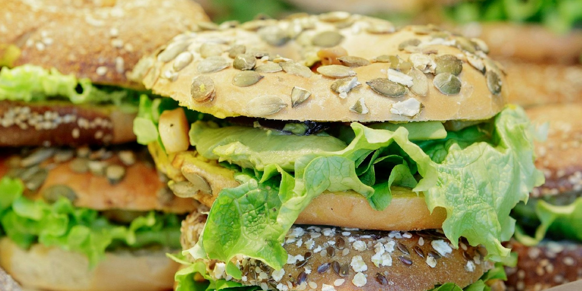 Lecker ohne Käse oder Wurst: Ein Bio-Bagel im Sortiment eines veganen Supermarkts kommt allein mit pflanzlichem Belag aus.