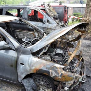 Nur noch Schrottwert: Mehrere Fahrzeuge zündete der Brandstifter an.