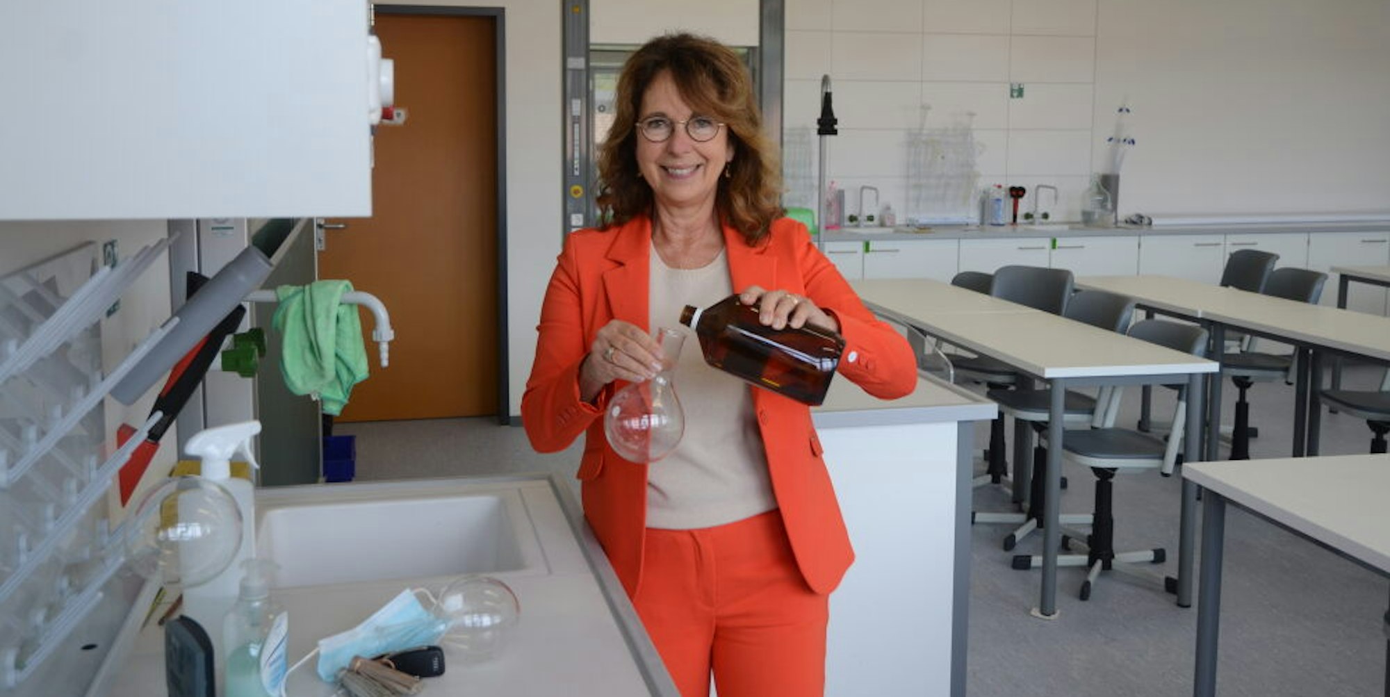 Die neuen Chemieräume nimmt Schulleiterin Roswitha Schütt-Gerhards in Augenschein.