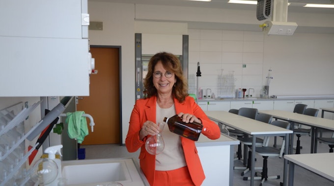 Die neuen Chemieräume nimmt Schulleiterin Roswitha Schütt-Gerhards in Augenschein.