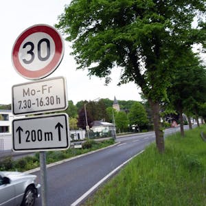 Auf Höhe der GGS Engelskirchen gilt tagsüber schon jetzt ein Limit von Tempo 30 auf der L 136 (ehemals B 55).
