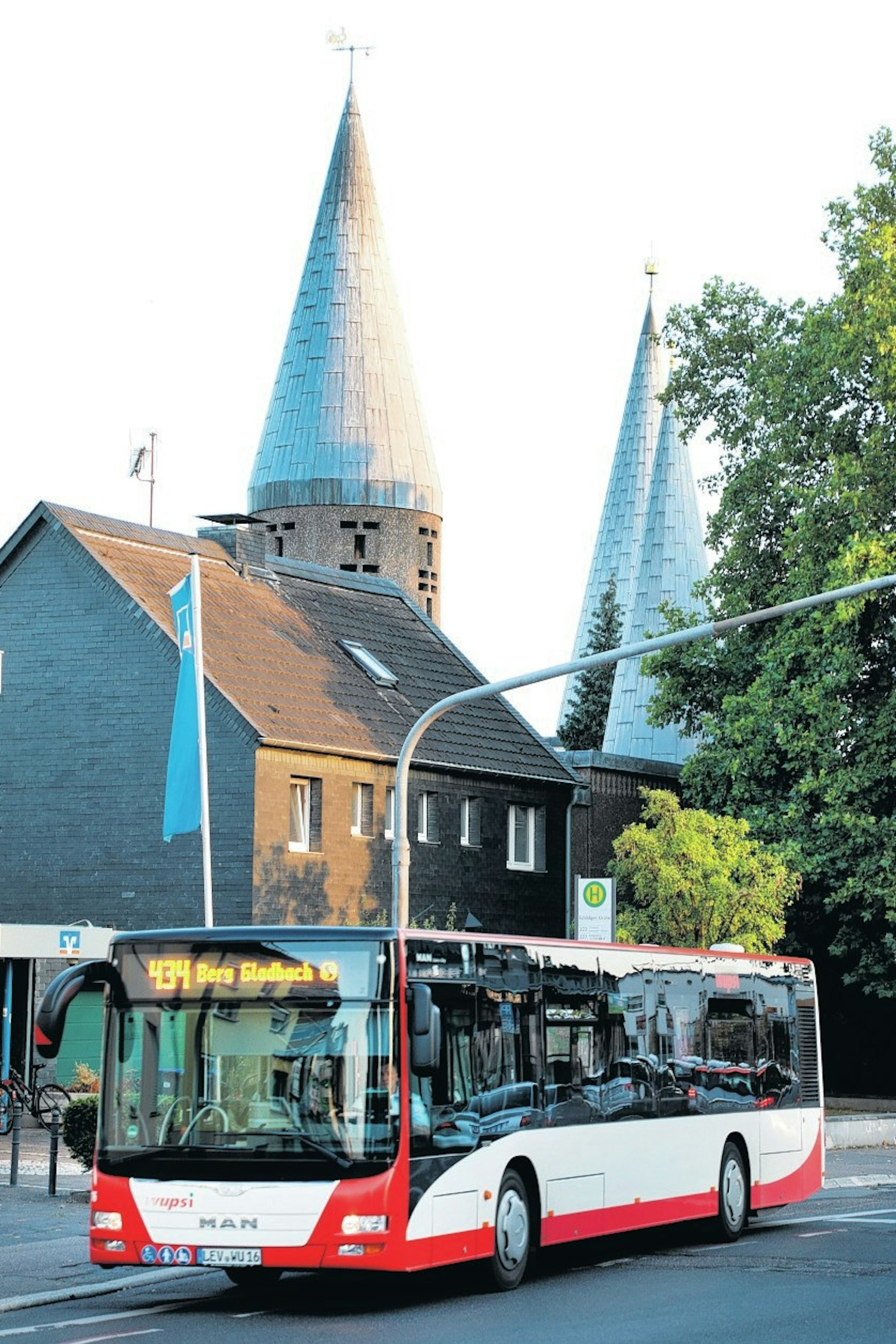 Kirche mit Bus