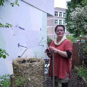 Verena Bartoniczek ist auf das Wachstum der Kartoffeln im Turm gespannt.