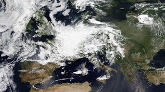 Ein Satellitenbild zeigt spiralförmige Wolken über Mitteleuropa.