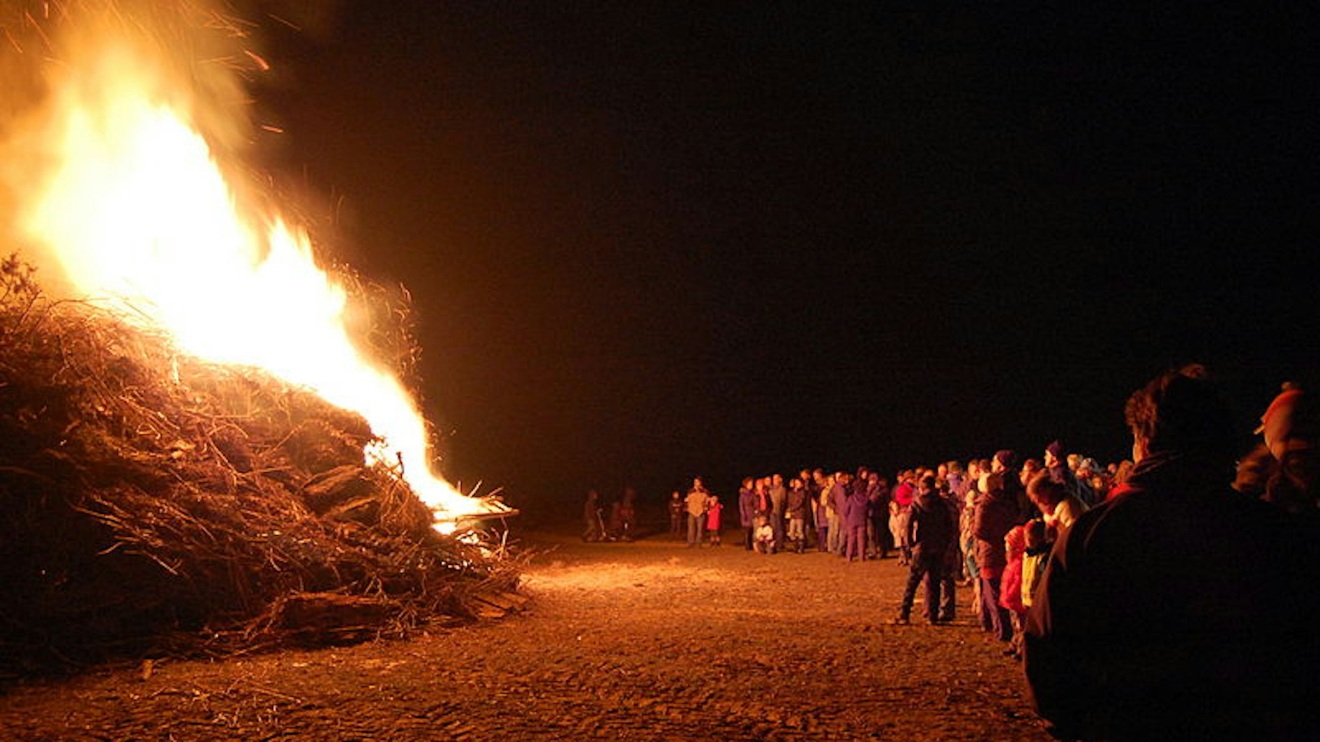 Das traditionelle Osterfeuer im kleinen Dorf Imbach im Bergischen Land.