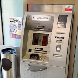 Die Geldautomaten der Banken und Sparkassenfilialen bleiben auch weiterhin zugänglich.