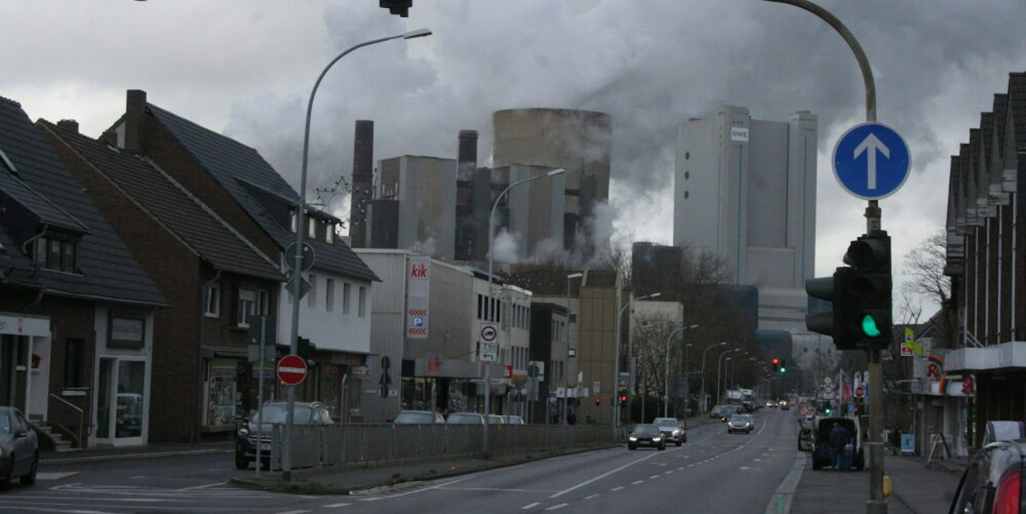 Allein der BoA-Block (im Bild rechts) am Kraftwerk Niederaußem könnte laut RWE ganz Köln mit Strom versorgen.